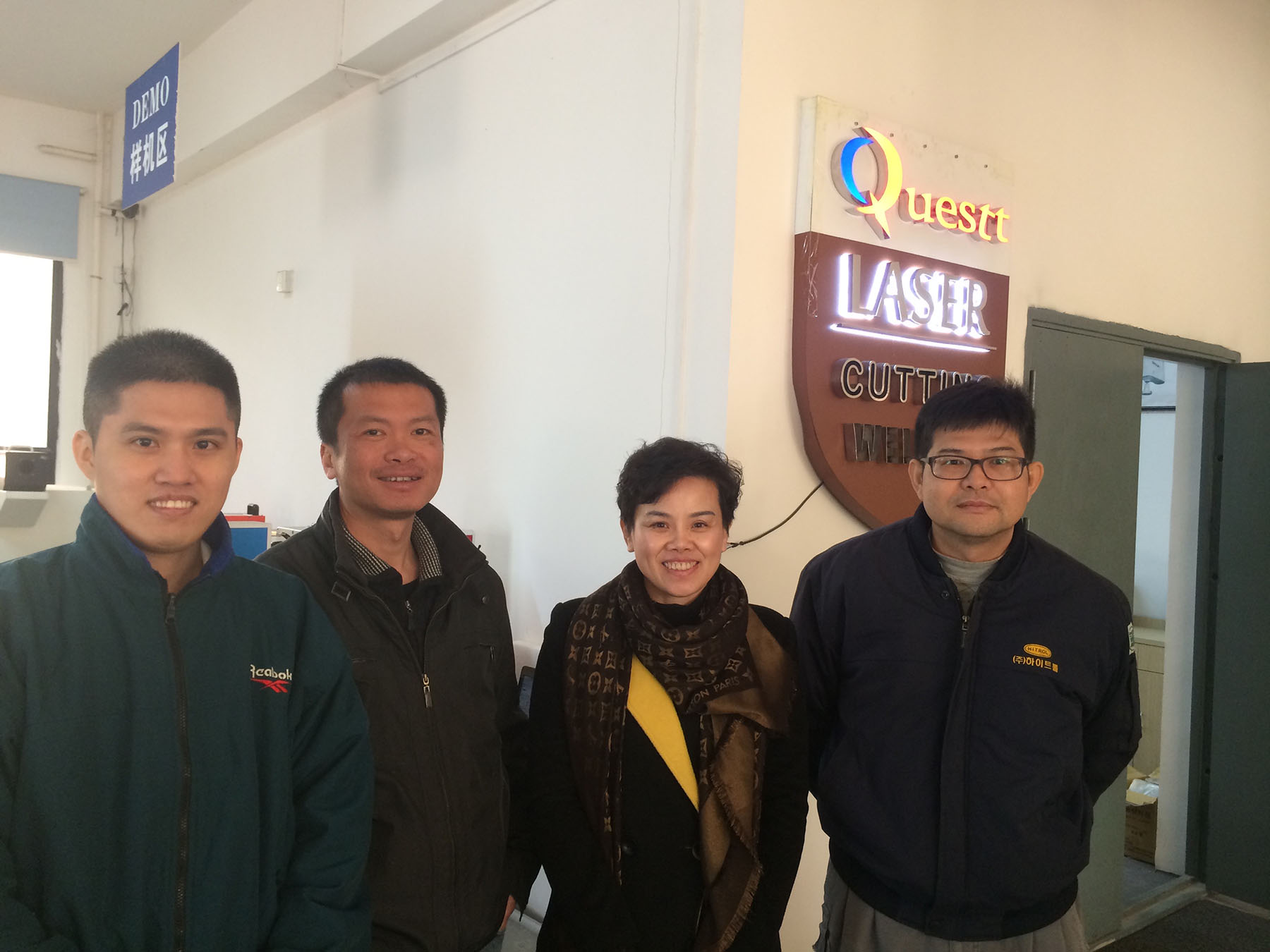 3Malaysia customers come to check fiber laser marking machine